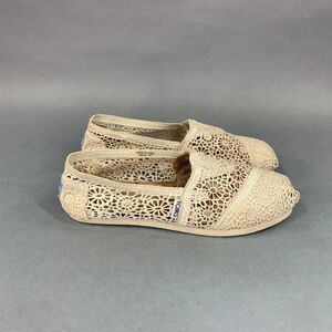 Tom’s Women’s Size 7 Classic Natural Morocco White Crochet Slip On Flats / Shoes